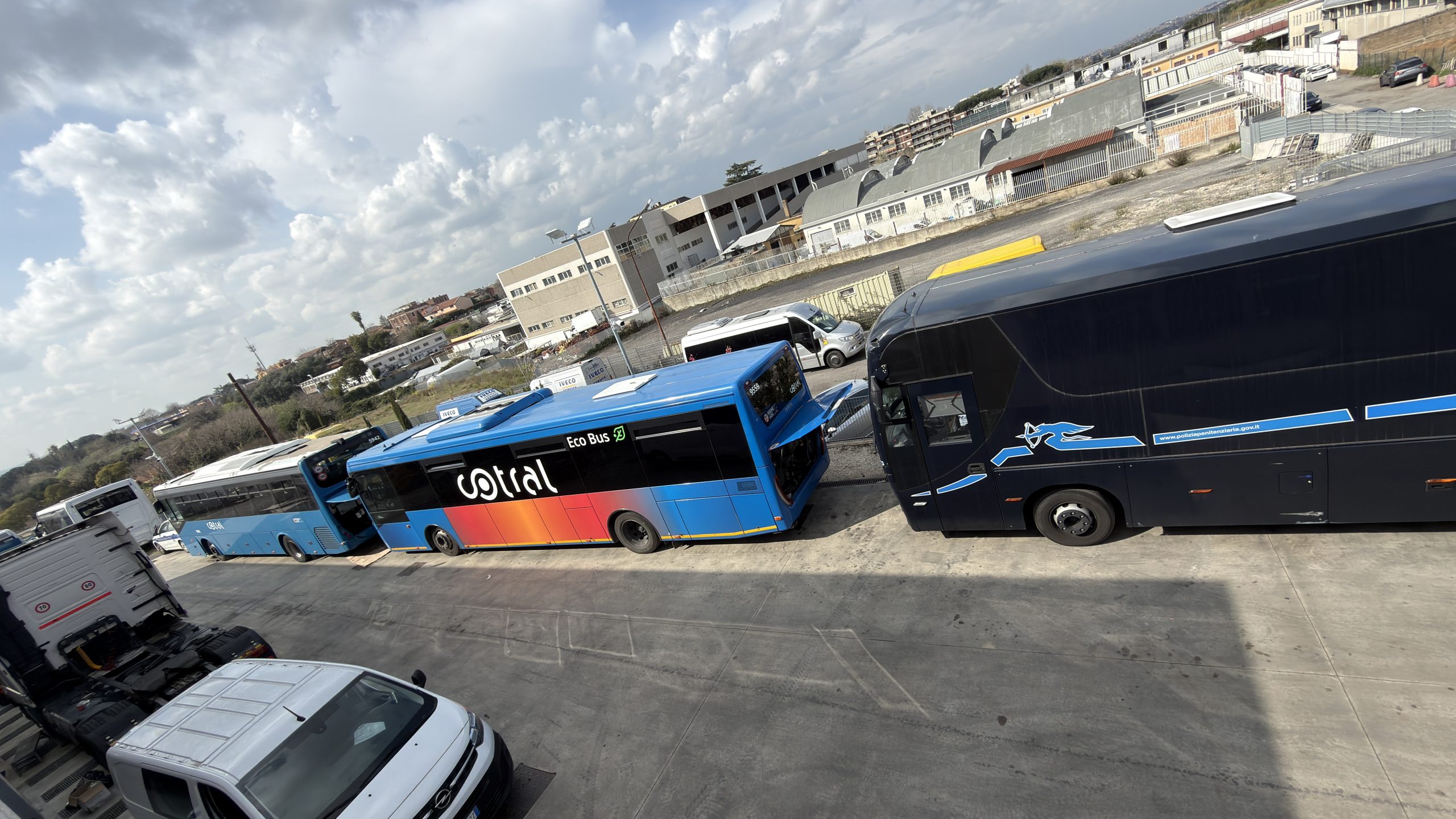 Piazzale esterno parcheggio autocarri